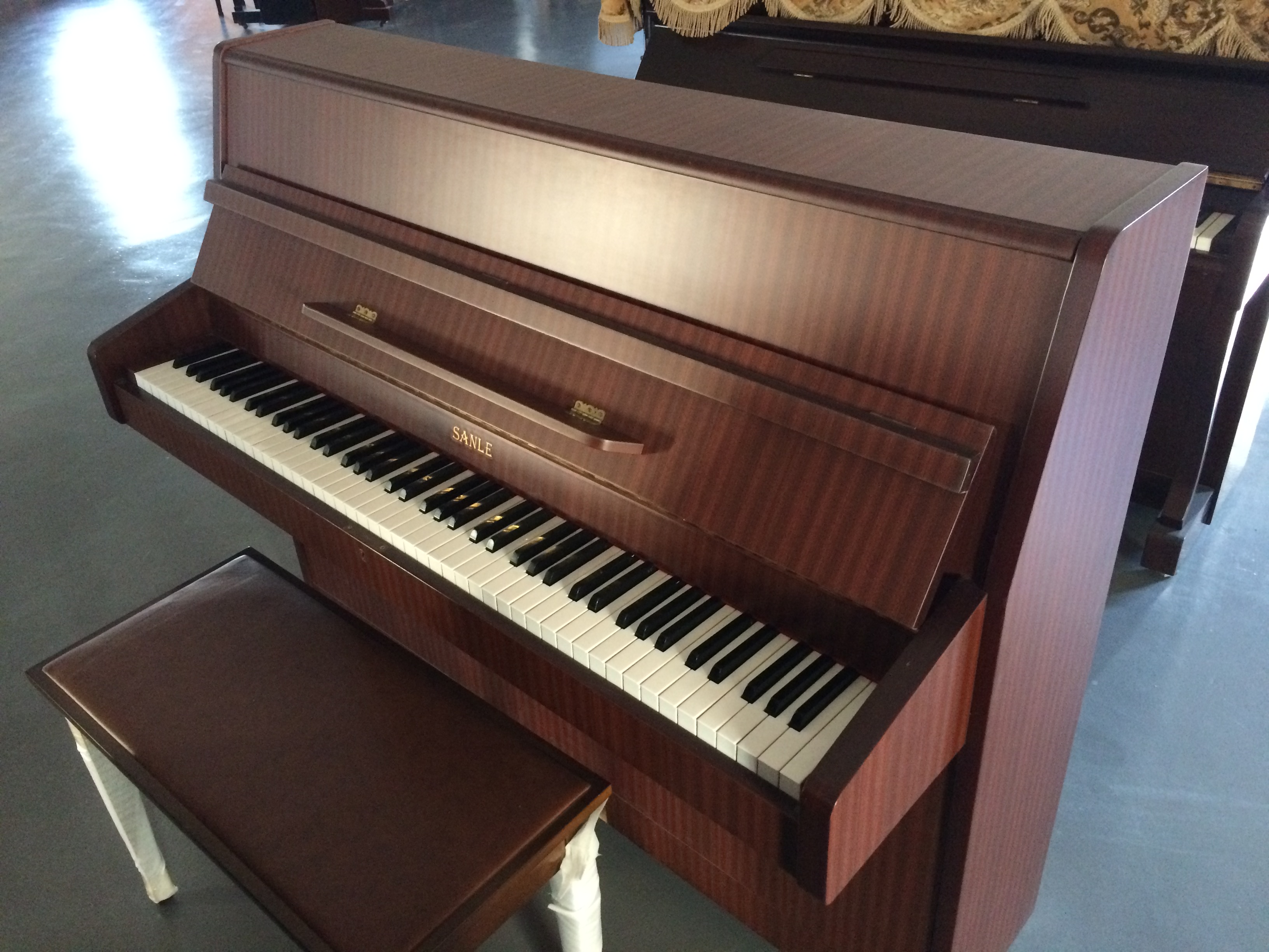 1999尺寸(cm):118来源:中国厦门"仙诺克shamrock"牌钢琴引进德国工艺